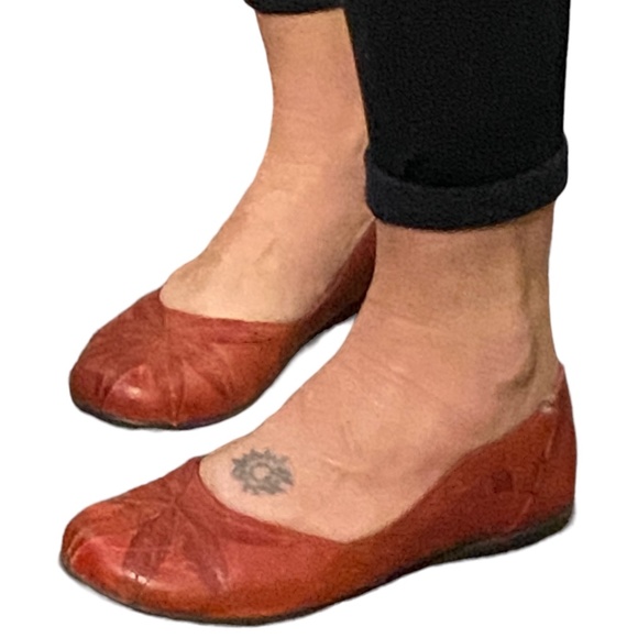 Born red leather ballet flat. Sz 6.5 - Picture 9 of 16